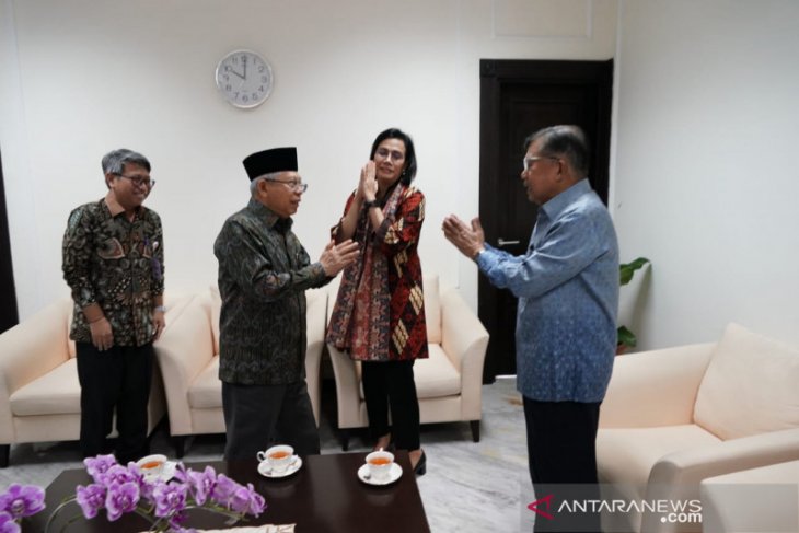 Ma'ruf Amin, JK and Sri Mulyani practice corona greetings