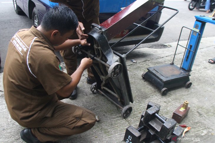 Tera ulang timbangan pedagang pasar tradisional 