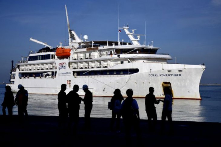 Kapal pesiar MS Coral Adventure, Australia berlabuh di Makassar