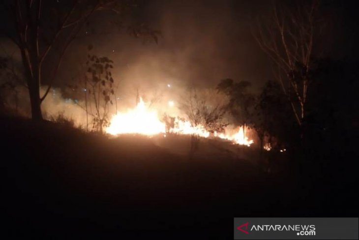 Lahan ilalang terbakar di Lhokseumawe