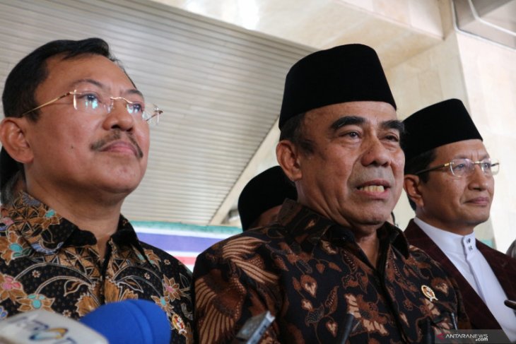 Menag Fachrul Razi imbau hilangkan sementara salaman tangan atau