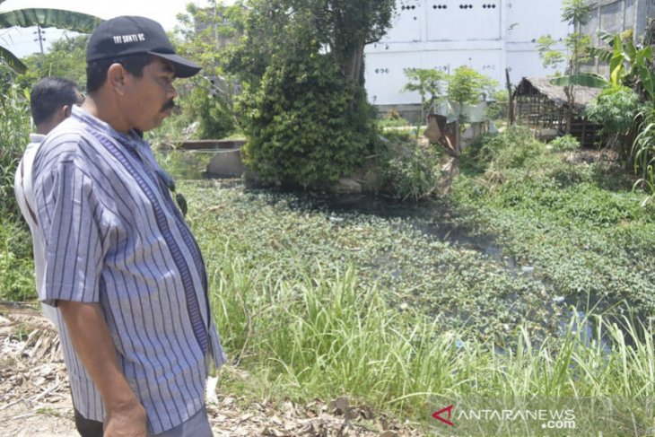 Diduga tercemar limbah industri, air sungai di Lhokseumawe menghitam