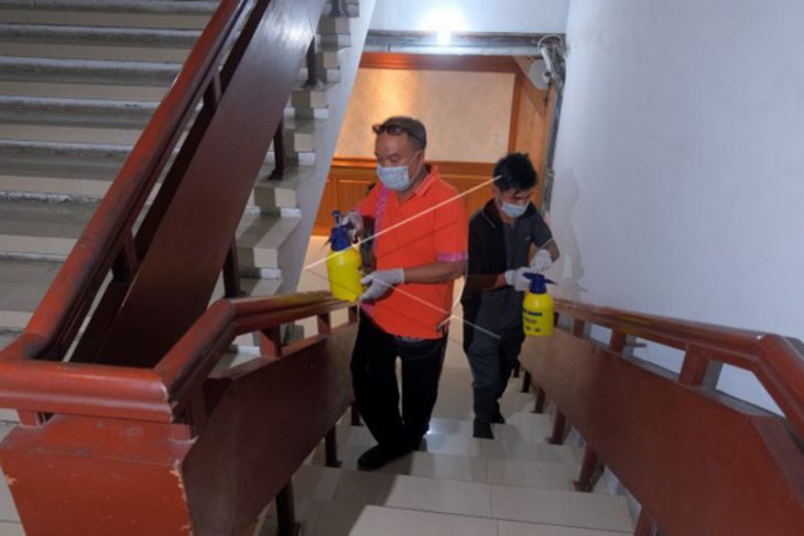 Penyemprotan disinfektan di lingkungan Pemkot Denpasar