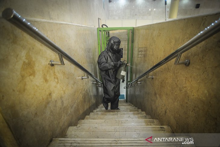 Penyemprotan disinfektan di Masjid Raya Bandung 