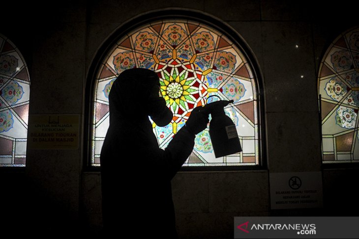 Penyemprotan disinfektan di Masjid Raya Bandung 