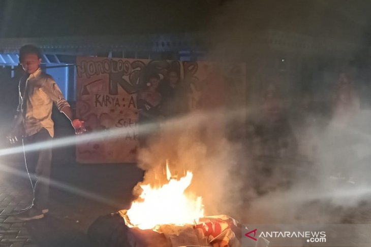 Batal tampil di gedung teater Taman Budaya Bengkulu, seniman bakar spanduk dan baliho