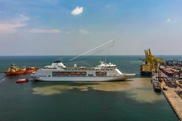 Kapal MV Columbus bersandar di Pelabuhan Tanjung Emas