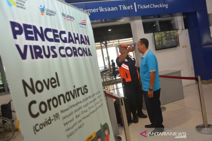 Cegah penyebaran virus Corona di Stasiun Jombang