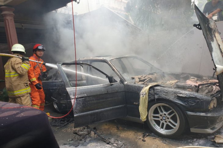 Mobil sedan terbakar akibat arus pendek