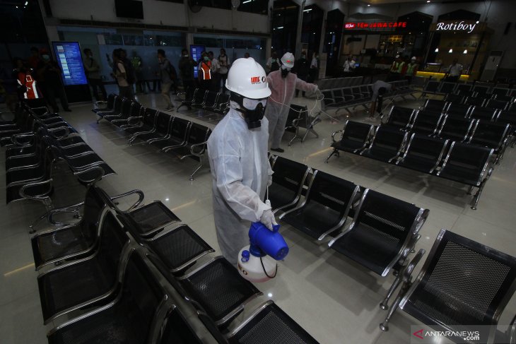 Penyemprotan disinfektan di Stasiun Pasar Turi