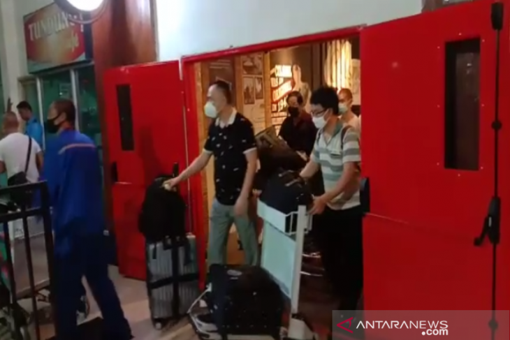 Perjalanan 49 TKA Tiongkok ke Kendari hingga viral di medsos