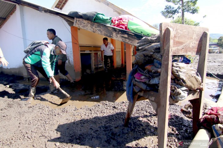 Sekolah rusak diterjang banjir bandang