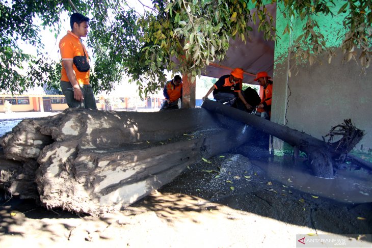 Sekolah rusak diterjang banjir bandang