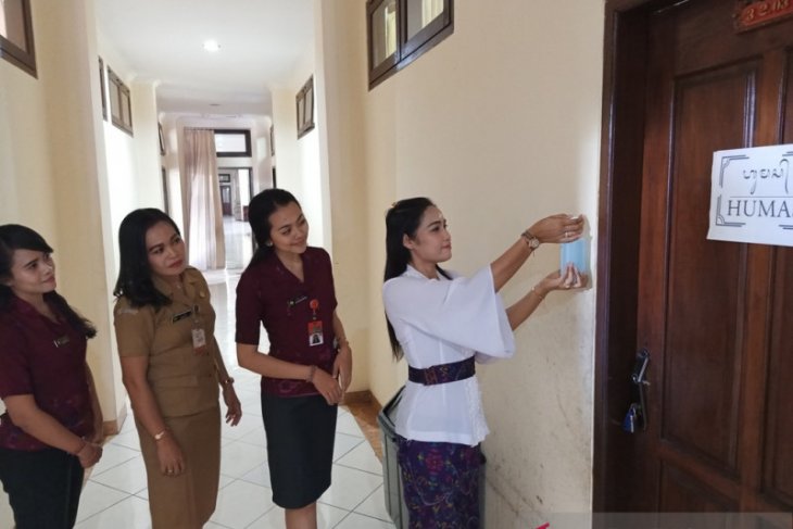 Pemkab Jembrana pasang pembersih tangan di beberapa lokasi cegah COVID-19