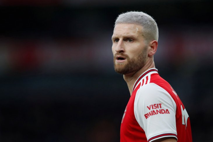 Akibat cedera, bek Mustafi absen saat Arsenal VS Chelsea pada final Piala FA