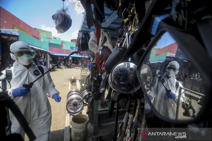 Penyemprotan disinfektan di pasar onderdil 