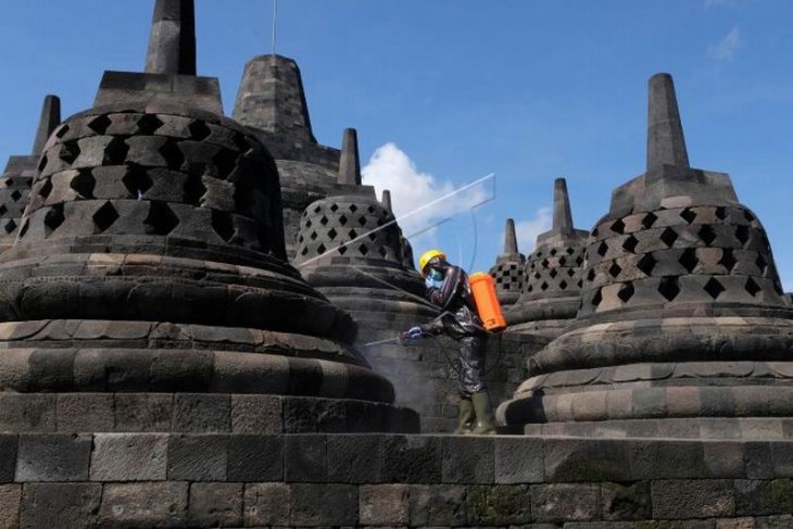 Penyemprotan disinfektan di Candi Borobudur