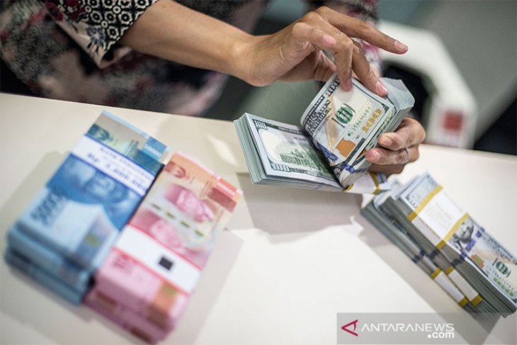 Jumat siang, rupiah tembus Rp16.000 per dolar