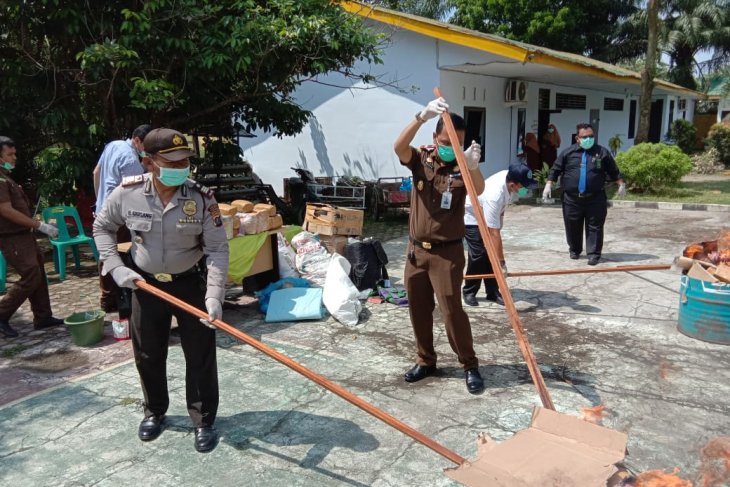 Kejaksaan Negeri Langkat musnahkan barang bukti dengan dibakar