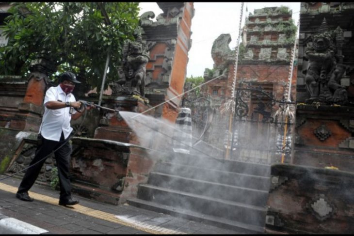 Penyemprotan jalan protokol Denpasar