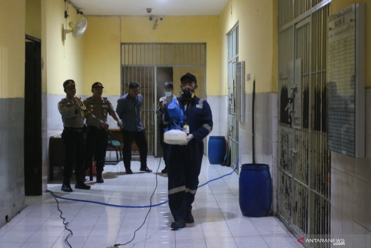 Penyemprotan disinfektan di Polrestabes Surabaya