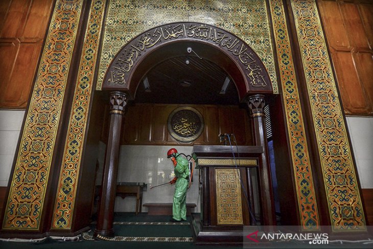 Penyemprotan disinfektan di masjid Agung Tasikmalaya 