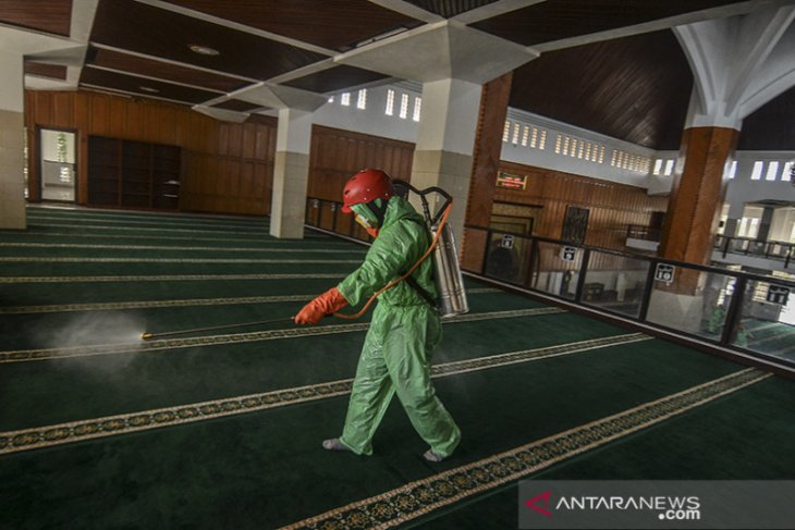 Penyemprotan disinfektan di masjid Agung Tasikmalaya 
