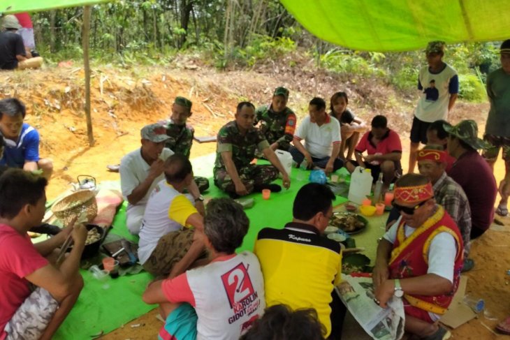 TNI semangati warga di lokasi TMMD Regtas Kodim 1204 Sanggau