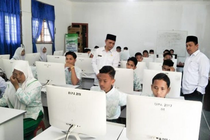 2. 131 siswa MTs ikuti UAMBN-BK, 74 siswa tak hadir