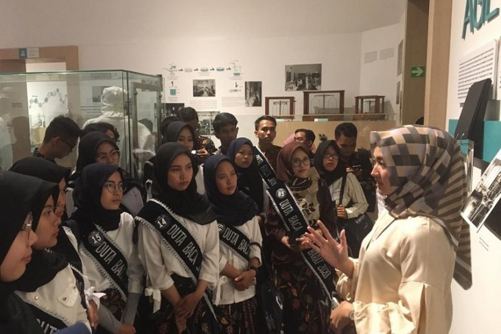 Remaja Finalis Duta Baca Jabar 2020 kunjungi produsen vaksin nasional