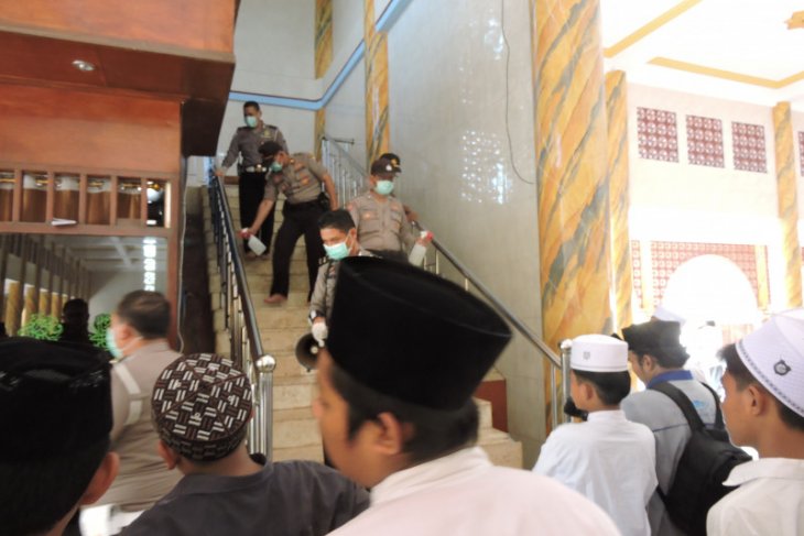 Cegah penyebaran COVID-19, polisi semprotkan disinfektan di Ponpes Salafiyah Syafi'iah Situbondo