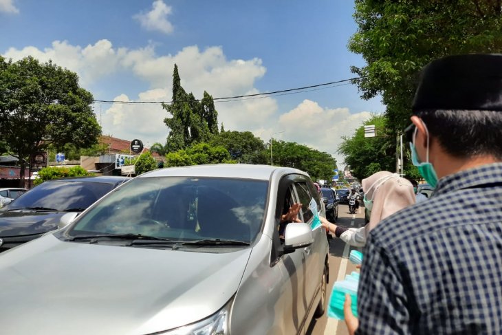 Cegah COVID-19, DPC Gerindra Serang bagikan masker gratis