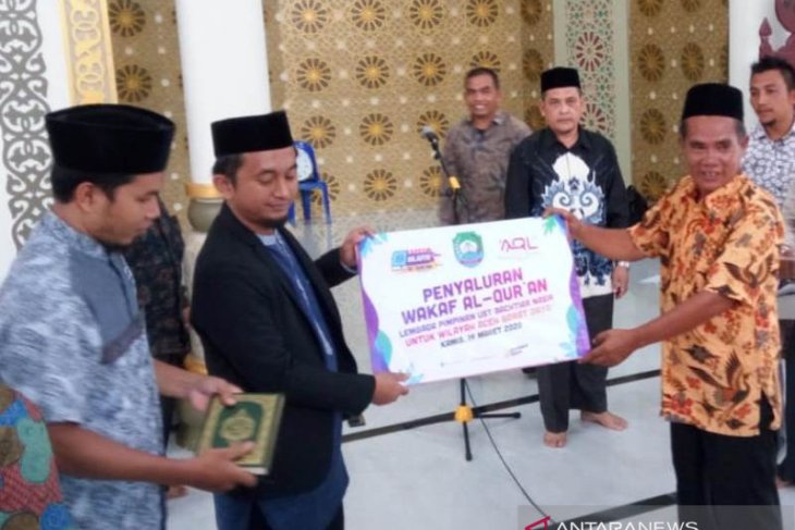 Bupati Abdya terima 5.000 wakaf Al Quran cetakan Madinah