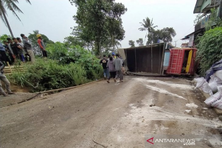 Diduga rem blong, truk tabrak sepeda motor, dua orang tewas
