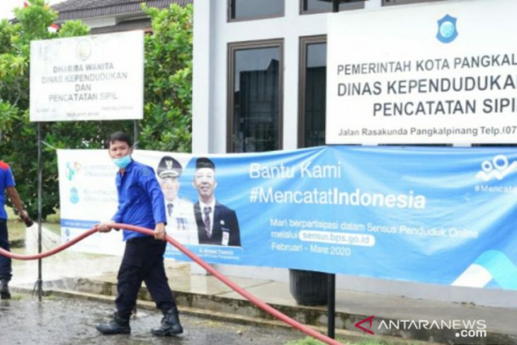 Posko Gugus COVID-19 Pangkalpinang semprot disinfektan di lingkungan OPD