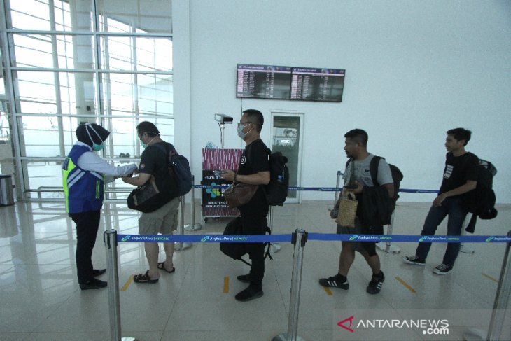 Bandara Syamsudin Noor Terapkan Social Distancing