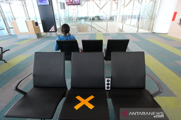 Bandara Syamsudin Noor Terapkan Social Distancing