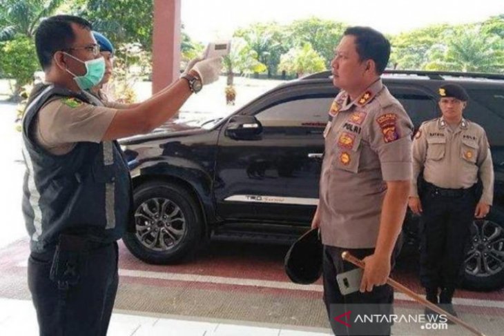 Ruang tahanan Polres Penajam disemprot disinfektan antisipasi COVID-19