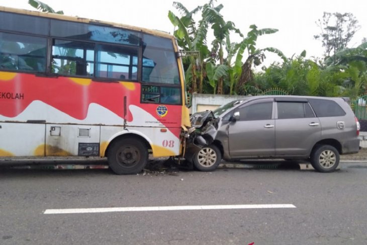 Bus sekolah di Mukomuko alami kecelakaan