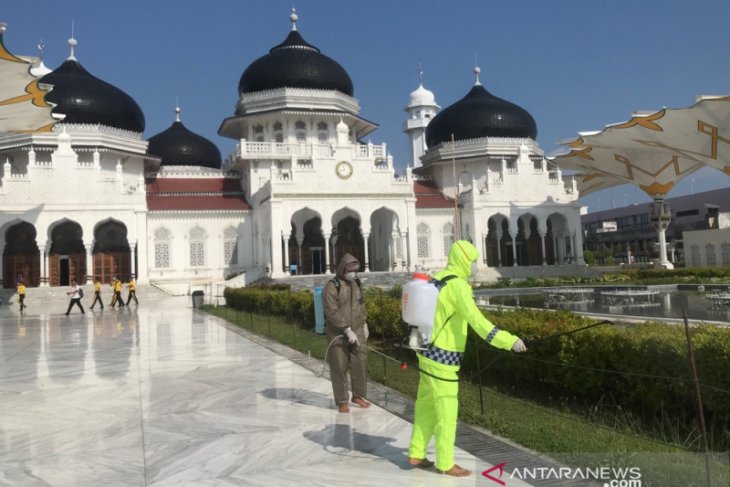 Jelang shalat Jumat, Masjid Raya Baiturrahman disemprot desinfektan