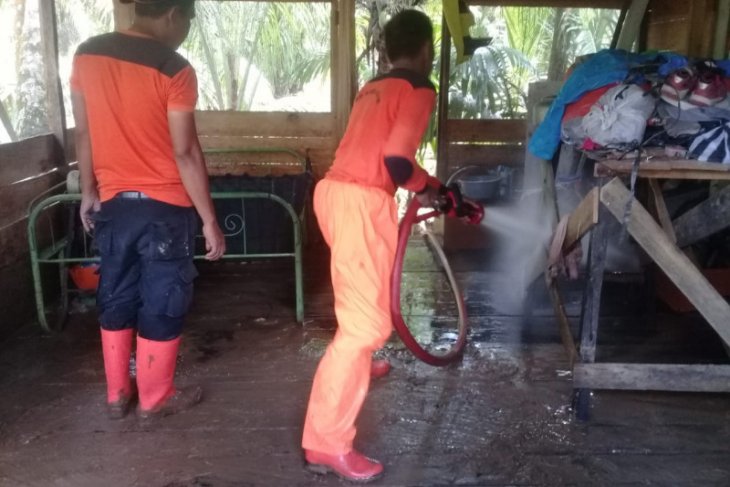 Banjir bandang hanyutkan dua unit jembatan darurat di Sitalang Agam