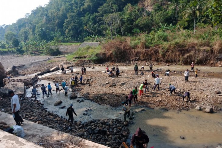 Banjir akibat tanggul jebol sempat isolir warga dua desa di Cianjur