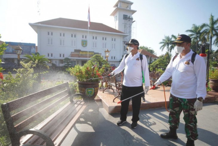 Fasilitas umum di Kota Madiun disterilkan dengan disinfektan