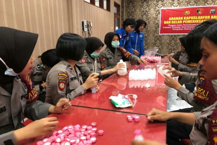 Polda Sumut racik cairan pembersih tangan untuk cegah penyebaran virus Corona