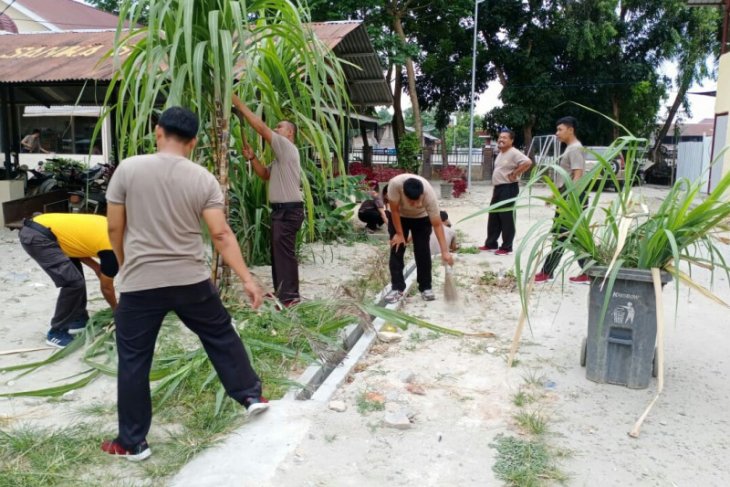 Polres Tanjung Balai bersihkan lingkungan antisipasi virus Corona