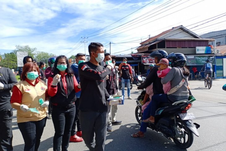 Keluarga besar PDIP Kalbar bagi-bagi masker dan telur rebus