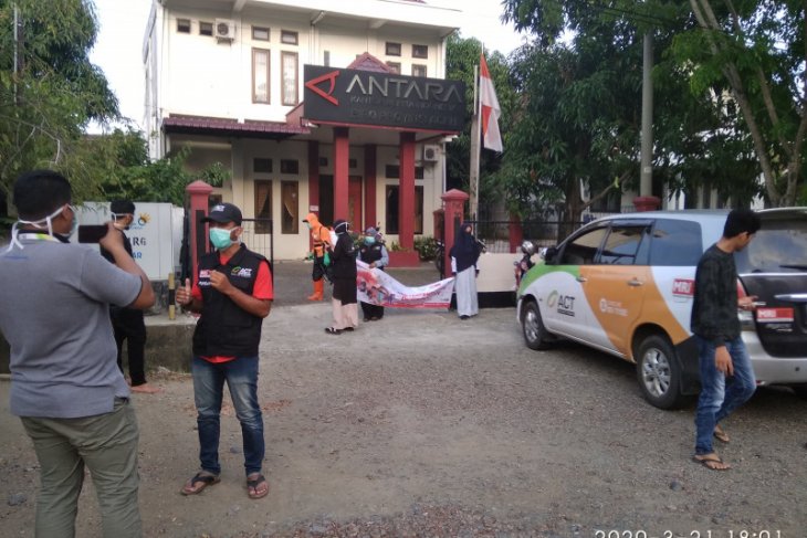 Cegah Corona, ACT Aceh semprotkan disenfektan ke Kantor Antara Aceh