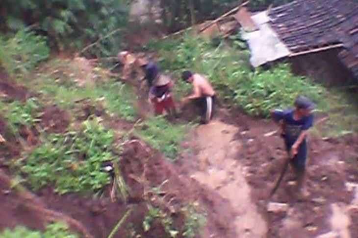 Longsor terjang rumah warga di Tulungagung, Jatim