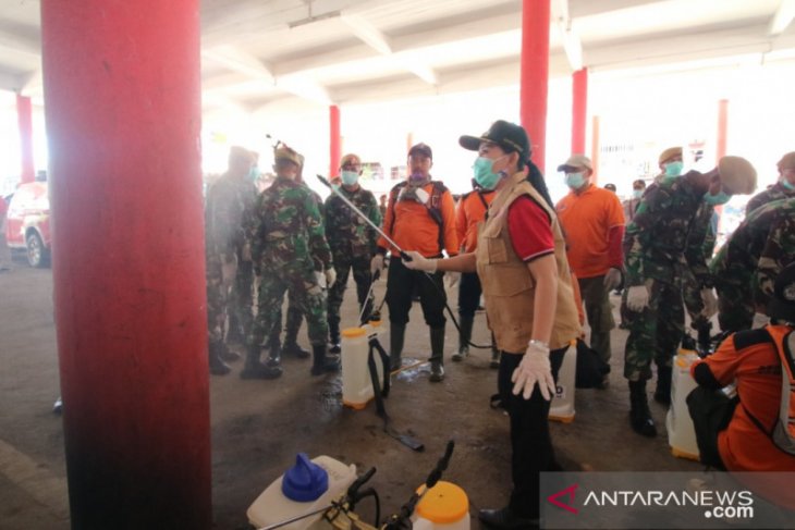 Pemkab Landak lakukan penyemprotan desinfektan di fasilitas umum