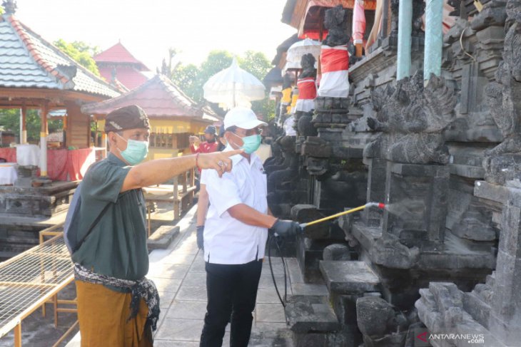 Di Buleleng, Pura dan masjid disemprot disinfektan